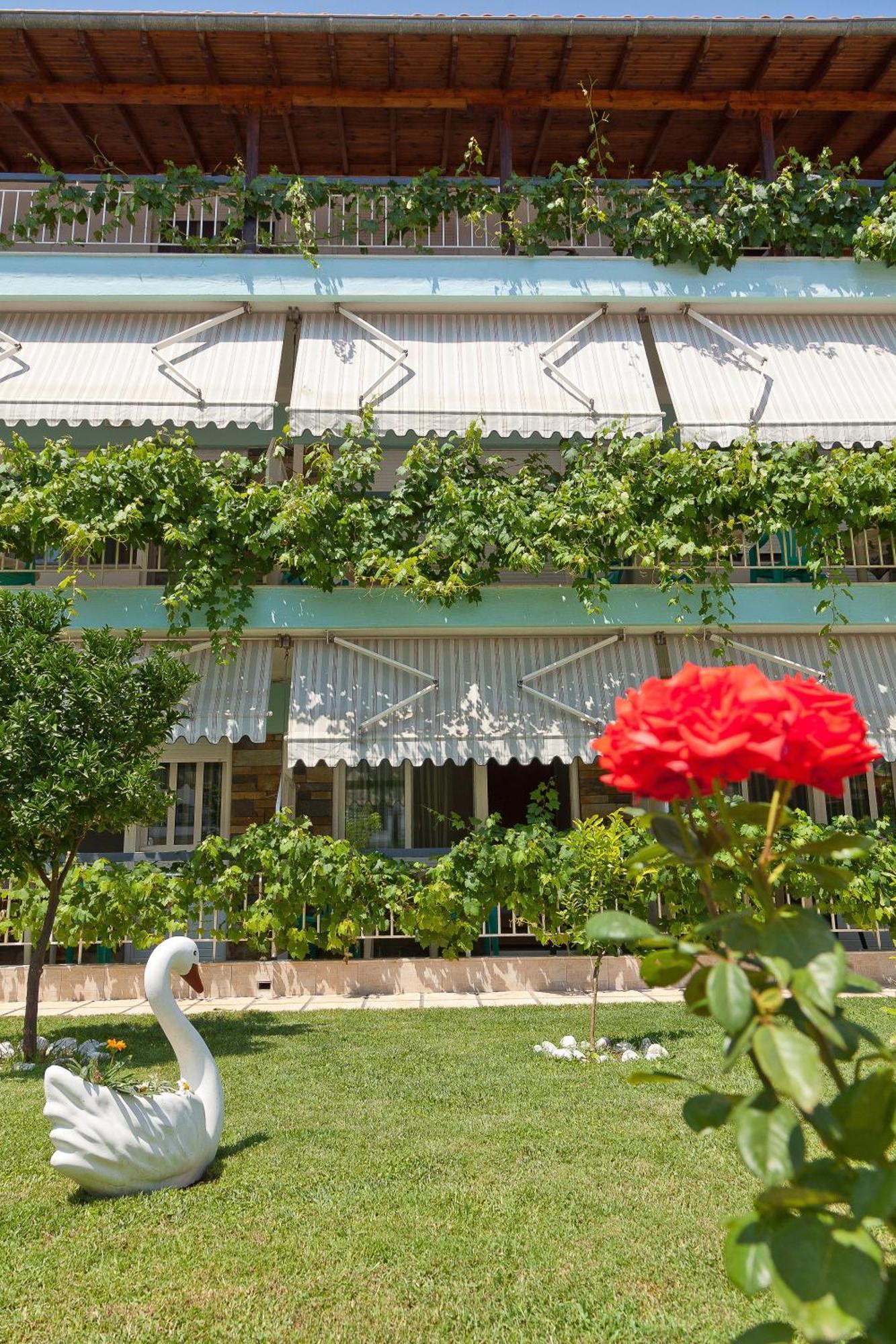 Artemis Apartments Paralia Dionysiou Buitenkant foto