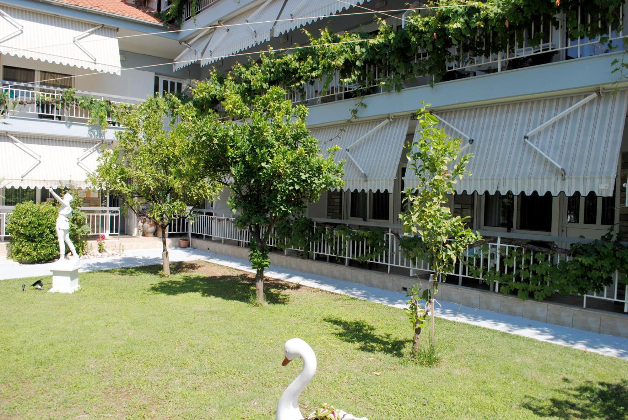 Artemis Apartments Paralia Dionysiou Buitenkant foto